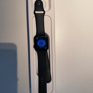 Appel Watch SE (gen2) 44mm - Säljer den pågrund av att den ej kommer till användning. Använd men i bra skick! Laddare ingår!🥰