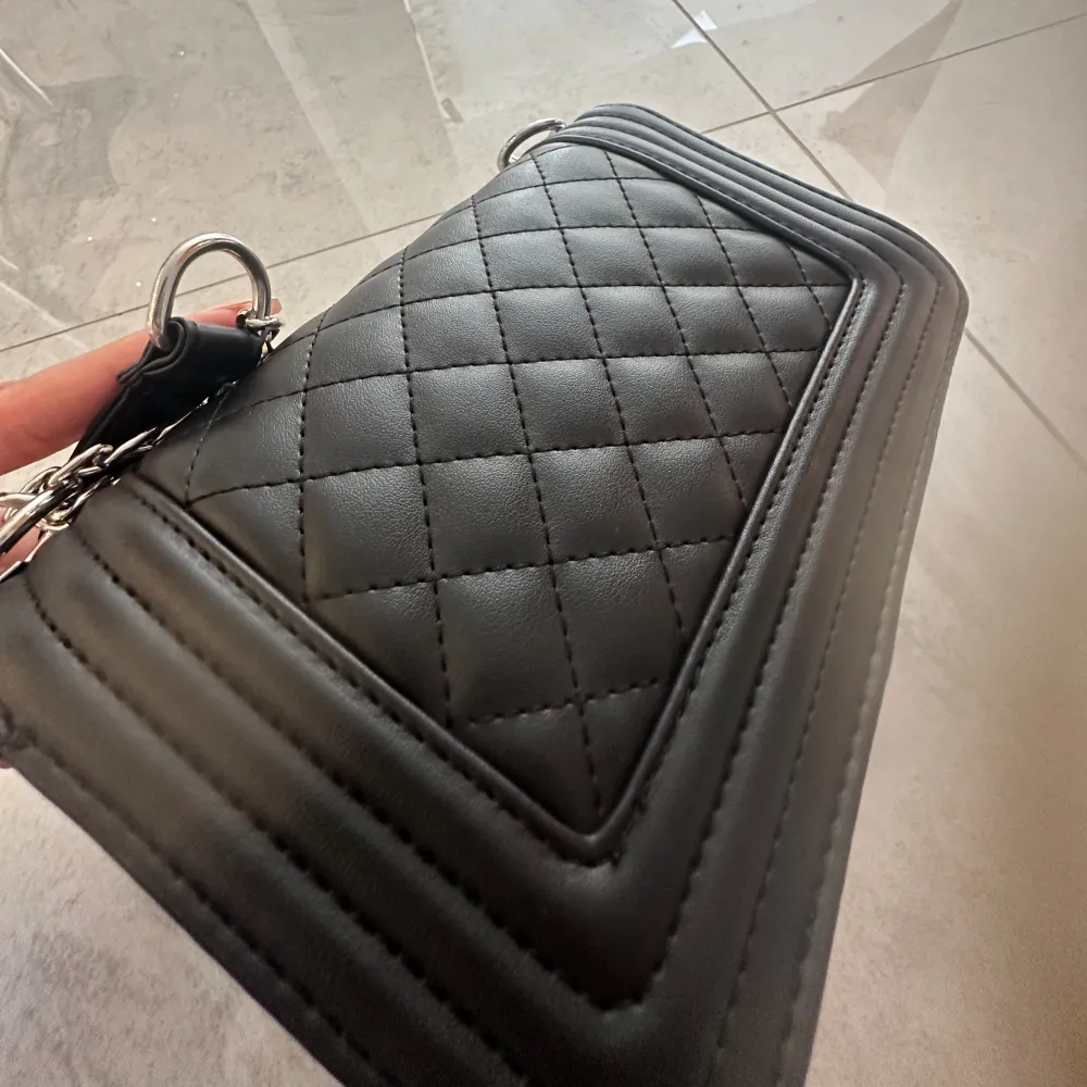 Skit snygg svart väska, i bra skick 🖤 knappt använd, säljer pga den inte kommer till användning 🖤. Övrigt.