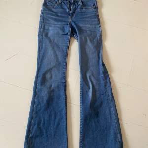 flared jeans från levis! i modellen 726 flare. strl 24 passar xs/s. använda men väl omhändertagna! 🐆🥂☀️