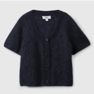 Cos tröja - Säljer min så fina cos kofta. Nytt skick då jag aldrig använder den💕 helt slutsåld på hemsidan och går inte att köpa längre. Pris går att diskutera 