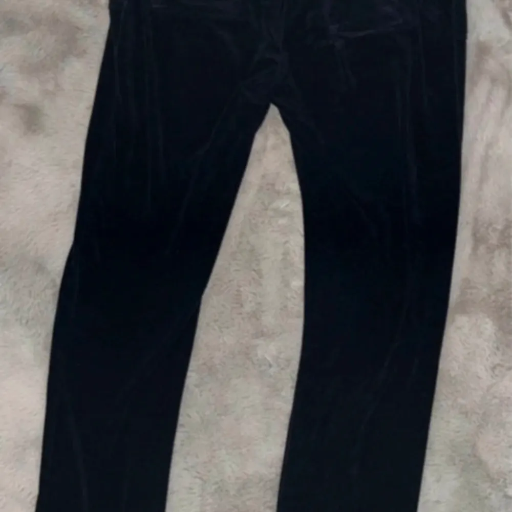 Mörk blåa mjukisbyxor från juicy couture. Detta är modellen som har ett ”handduks” material. Knappt använt. Jeans & Byxor.