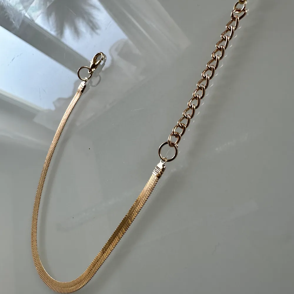 Det perfekta basarmbandet som alla borde ha i sin smyckesgarderob. Matchar perfekt med snake chain halsbandet i denna kollektion.  Ej rostfritt. Är så fin och glittrar ✨ 😻. Accessoarer.
