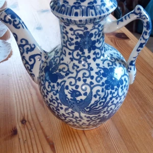 Set kaffekanna och sockerskål och Gräddkanna . - Set kaffekanna och sockerskål och Gräddkanna mönstrade blått och vitt .Gräddkanna med lagning .märkning under .Kina/Japan . Hämtas i Skene alt skickas .