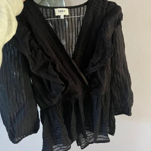 Svart blus  - Super fin blus från ONLY i storlek XS, använd en gång så i nyskick 🤍 Skriv för fler bilder eller frågor!!🫶🏼