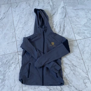 Maya delorez tröja  - Säljer superfin Maya delorez tröja, den är grå och i storlek xs. Super skön och snygga tt rida i eller bara ha på sig. Bra skick! 😍inköpt för 800kr men säljes för 500kr kan tänka mig att sänka pris dock.  