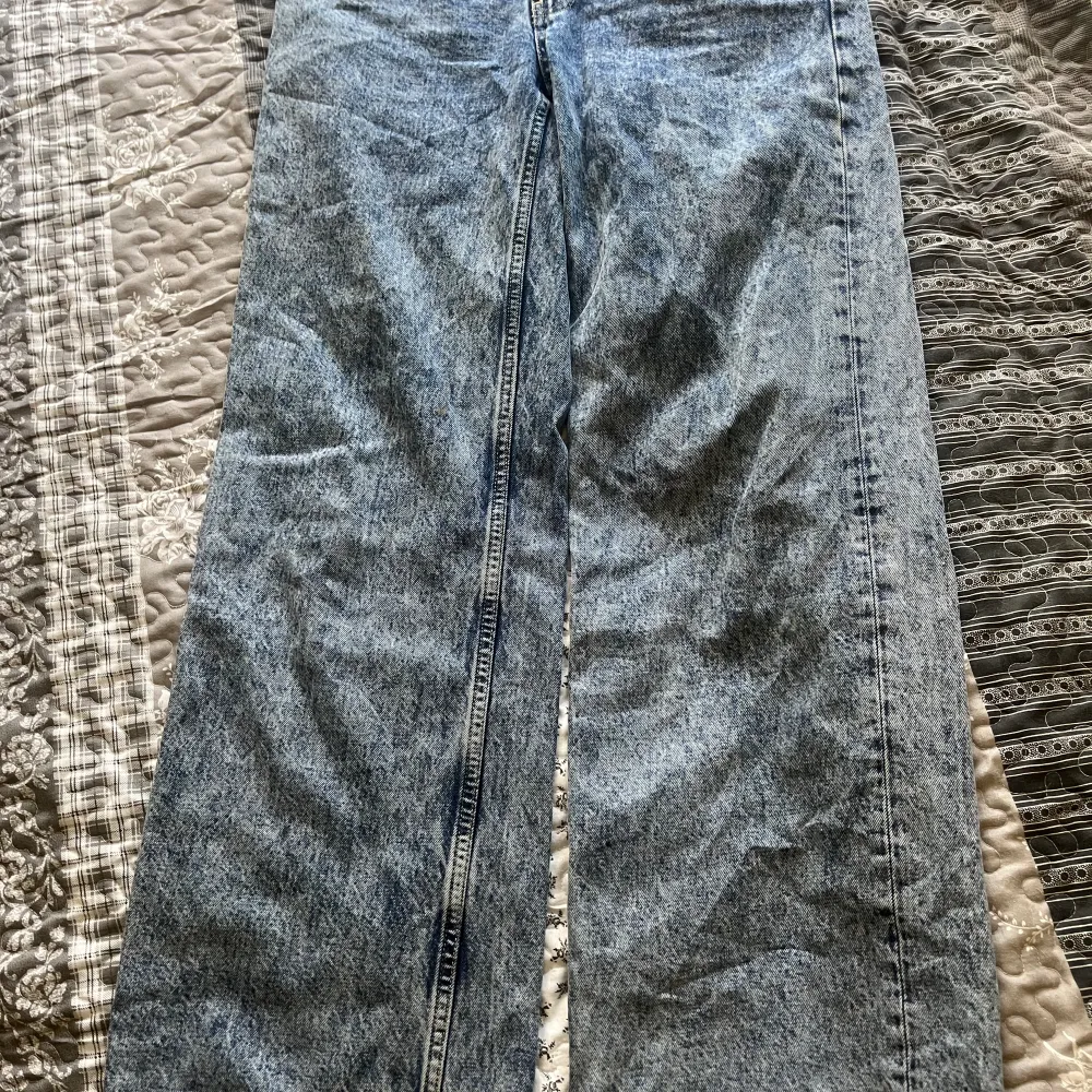 Ett par baggy jeans från Nelly, säljer för jag aldrig använt dom mer än 1 gång. Köpta för 600 säljer för 250+ frakt. Storlek 38 men väldigt stora i midjan på mig. Jeans & Byxor.