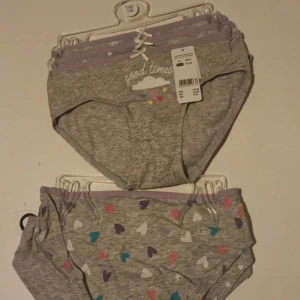 2x 3 pack med nya trosor  i storlek 110/116 - 2x 3 pack med nya trosor  i storlek 110/116  Ny pris 129kr  ( totalt ny pris för båda 258kr)