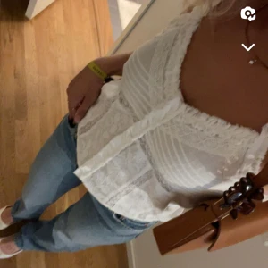 Svart topp zara - Knappt använd. (Säljer den svarta, vita är för bild på)