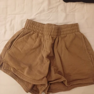 Mjukis shorts - Beiga mjukis short från gina. Knappast använda