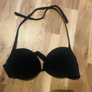 Bikini överdel  - Använd en gång. Lite push up i den, ifrån calzedonia