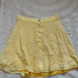 En riktig söt kjol i blommigt mönster som är perfekt för sommaren! Köpt på H&M, i storlek 34. Säljer för 50kr <3