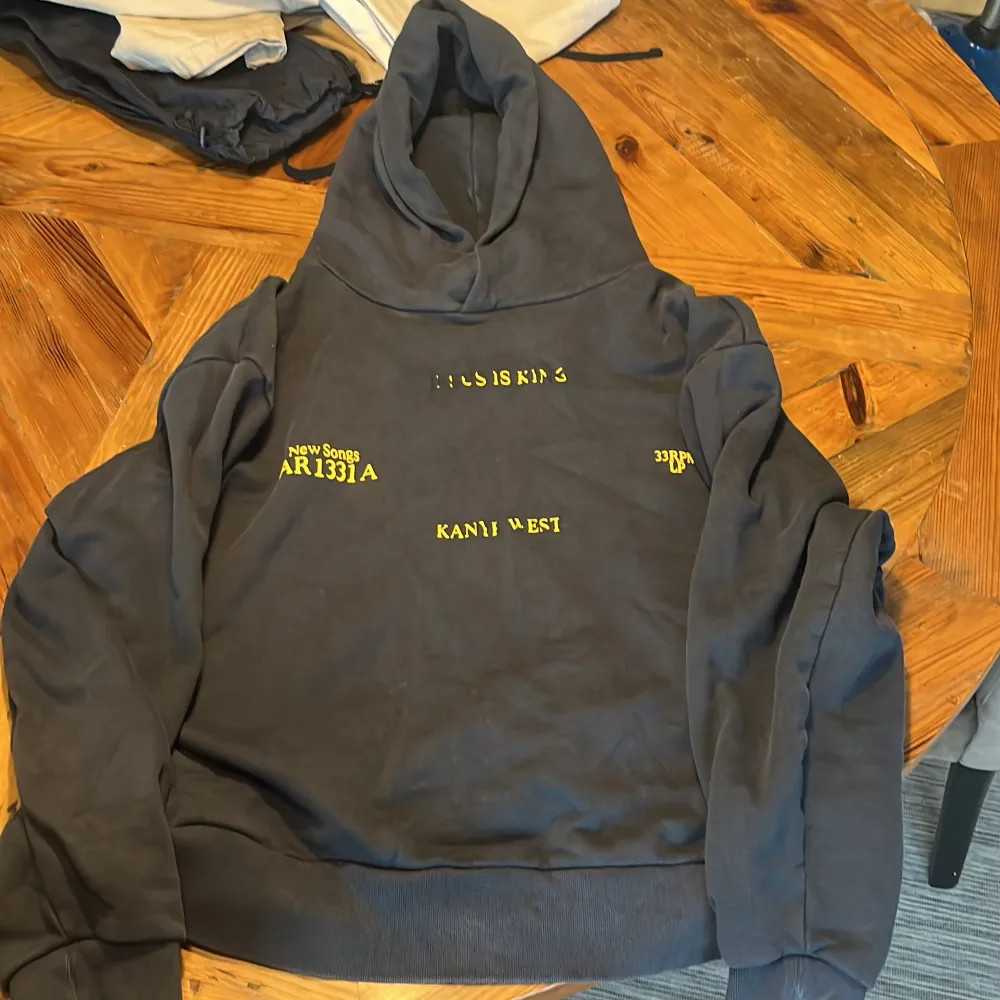Fyfan asså var ska jag börja, mästerverk hoodie, texten har ramlat av lite tyvärr men fyfan va denna är bra, sitter perfekt och är tung som fan. Hupparit & Collegepaidat.