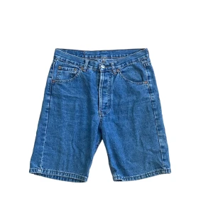 Levis shorts  - Det är ett par feta levis shorts som säljs för 150kr.  Storlek: S i herr Mått: 38cm i bredd och 48cm i längd.