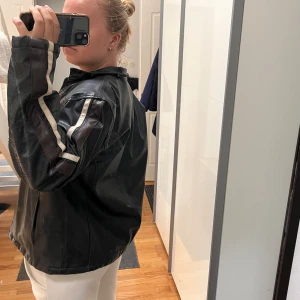 Vintage skinnjacka  - Skinnjacka som jag köpte second hand i vintras 🖤 Står ingen storlek i den, men tippar på en L! Den är i bra vintage skick men luktar illa, vilket förmodligen går bort när man tvättar den (jag har inte vågat tvätta den då jag inte har någon lädertvål🙈