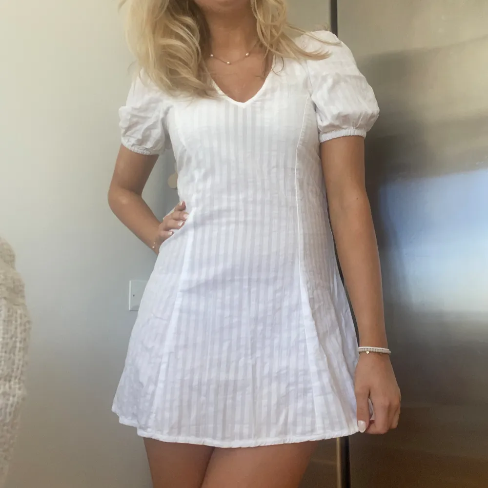 Så fin vit kort klänning perfekt till studenten! Helt ny med lappen kvar💕. Klänningar.
