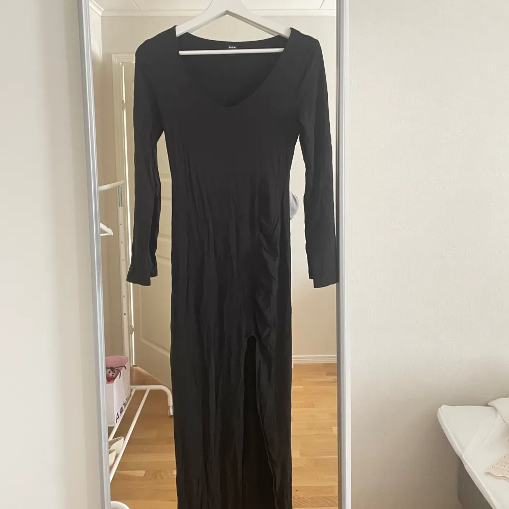 Säljer denna svarta långa klänning från shein med slits. Klänningar.