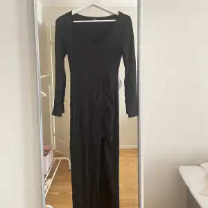 Säljer denna svarta långa klänning från shein med slits