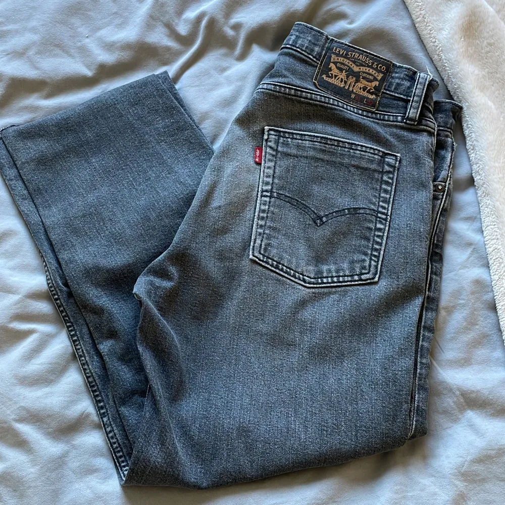 Gråa Levis jeans  Storlek 31/32 . Jeans & Byxor.