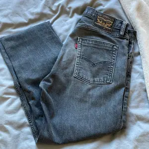 Gråa Levis jeans  Storlek 31/32 