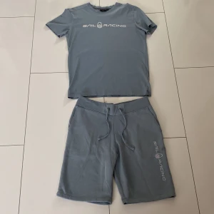 Sail Racing set  - Sail Racing, shorts och t-shirt. Storlek S. Säljer nu min Sail Racing sommar tracksuit/set för jag köpte fel storlek. Köpte båda för 1100kr. Jag säljer nu för 600kr för båda och 300kr seperat. Riktigt bra pris med tanke på att de är i bra skick.