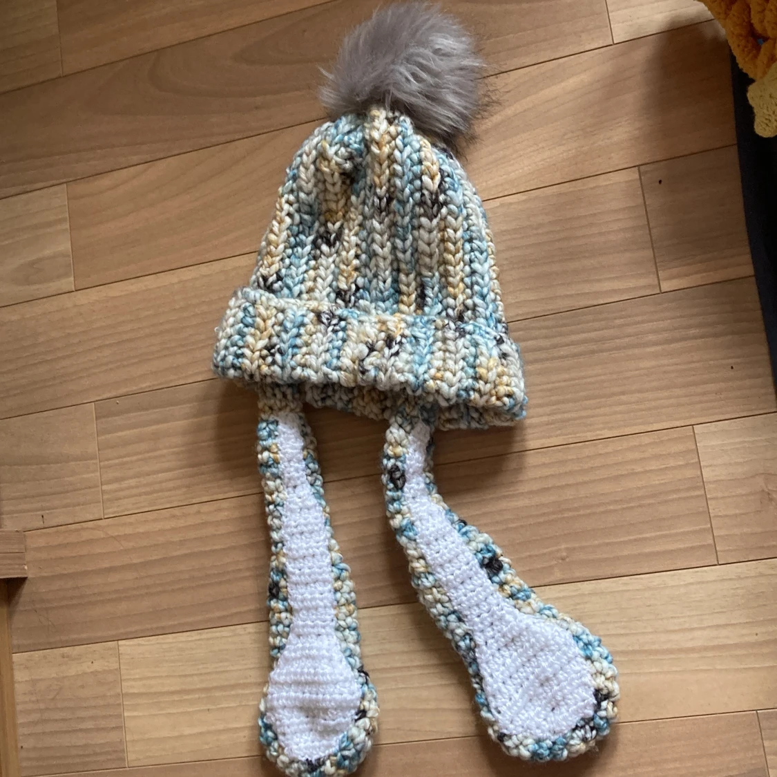 Blå mössa med kaninöron