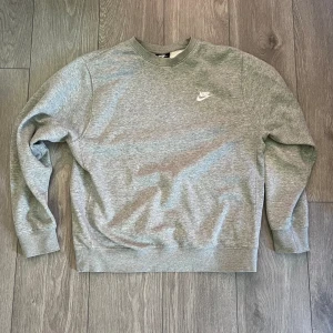 Nike Sweatshirt  - Tja, Säljer denna nästintill oanvända sweatshirt!  Sjukt skön o snygg, med känslan av ”nyskick” kvar i tyget då den är sparsamt använd.  Nypris ≈ 750:- Mitt pris = 349:-  Storlek M!