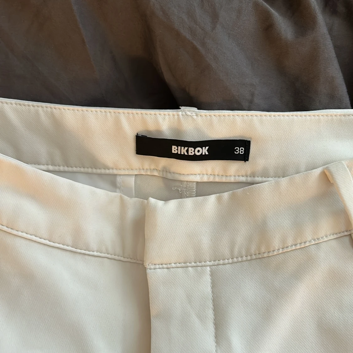 Vit kostymbyxa med slits - 91