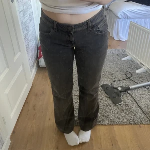 Lågmidjade jeans från H&M - Svart/bruna jeans från H&M! Köpt förra året och använt ca 10 gånger! Inga defekter