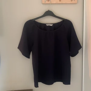 Marinblå blus - Säljer min jätte fina marin blåa blus från Only i st xs använd ett fåtal gånger, den är som ny men vet inte hur mycket den kostar i original om man svarar snabbt och hör av sig så kan jag gå ner i priset! hör av dej om frågor💘