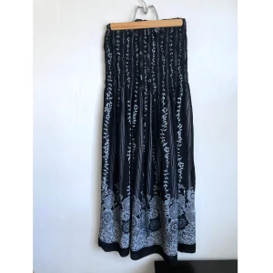 Svart & ljusgrå tubklänning, S, mini, smock, somrig, blommig, bohemisk, boho - Svart och ljusgrå ärmlös klänning. Finns visst ytslitage och ena knytbandet trådar sig. Mått i cm: bröstvidd 27; längd fram 87,5.