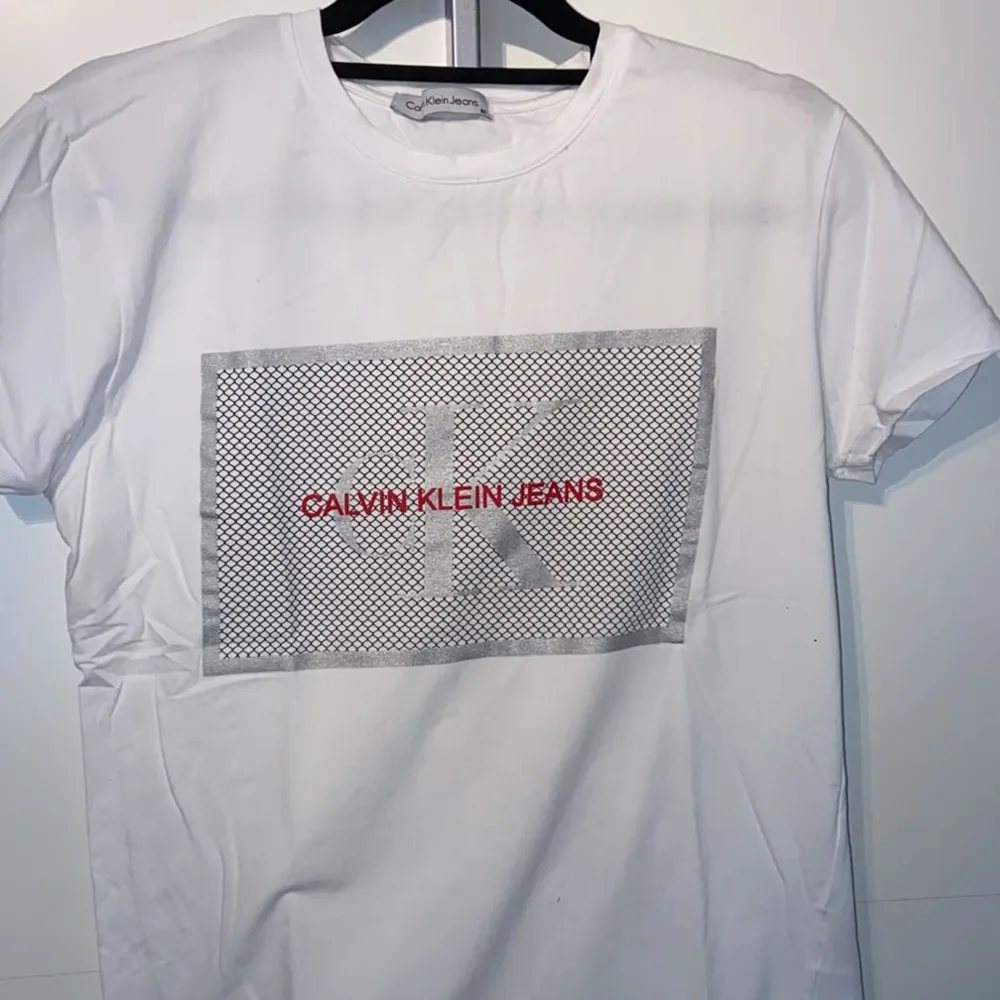 Tjena, jag säljer en helt ny Calvin Klein tshirt som jag inte fått någon användning utav. Vid frågor eller funderingar så är det bara att höra av sig. / D. T-shirts.
