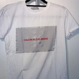 Tjena, jag säljer en helt ny Calvin Klein tshirt som jag inte fått någon användning utav. Vid frågor eller funderingar så är det bara att höra av sig. / D