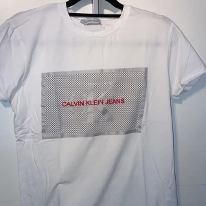 Calvin Klein tshirt  - Tjena, jag säljer en helt ny Calvin Klein tshirt som jag inte fått någon användning utav. Vid frågor eller funderingar så är det bara att höra av sig. / D
