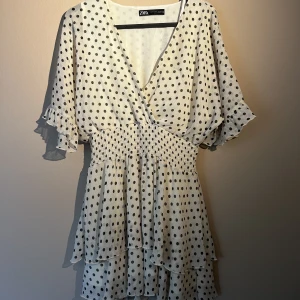 Prickig zara klänning - Säljer den populära prickiga klänningen som är perfekt nu till sommarn!🤍