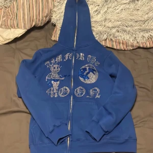 Aim for the moon hoodie - Tjena säljer min kära  Aim for the moon hoodie hel zip. Säljer den för 500 men går alltid att diskutera priset, ny priset ligger på över 900. Väldigt populär hoodie. 👍💯✅