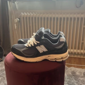 New Balance 2002R Träningskor Storlek 44 Oanvända - Tjenare säljer dessa moderna o snygga New Balance 2002 R skorna, perfekt för cleana outfits och sköna för att springa i, eftersom att de är träningsskor. Oanvända förutom för att testa storleken bara, då dem ej passade mig. Skickar samma dag innan 19