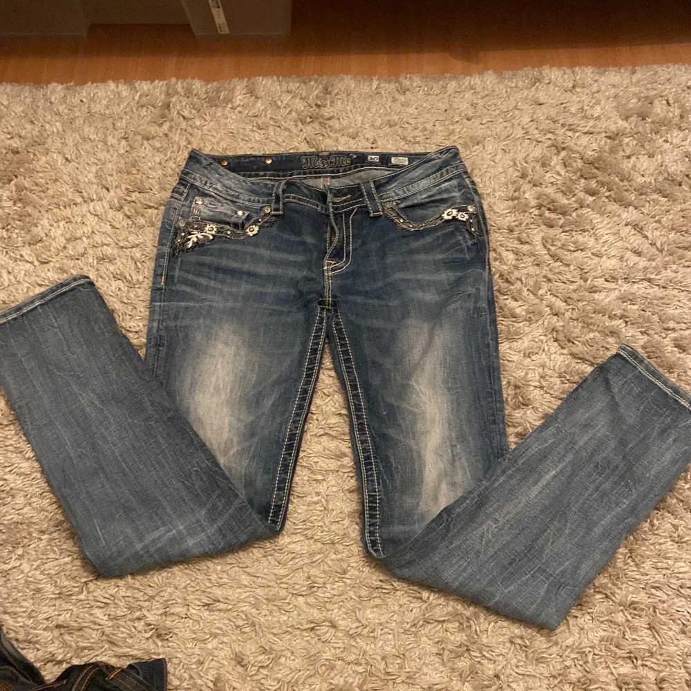 Säljer mina assnygga miss me jeans för att de tyvärr är förstora. De har inga defekter och har jättefina detaljer💕 midjemåttet rakt över är ca 39 cm och innerbenslängden är ca 76 cm💕 öppen för byten, hör av dig för frågor och/eller intresse💕. Jeans & Byxor.