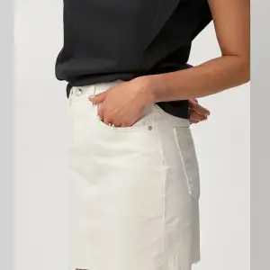 Vit jeans kjol från gina tricot  Fint skick! Från biancas kollektion med gina🤍🤍