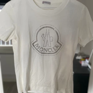 Moncler t-shirt  - Helt ny 