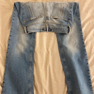 Fornarina lågmidjade jeans - Blåa lågmidjade bootcut Fornarina jeans, som är köpta på plick men som tyvär är små för mig. Inga defekter/hål och dom är som nya 💞💞 dom har även snygga diamanter (går att ta bort!)
