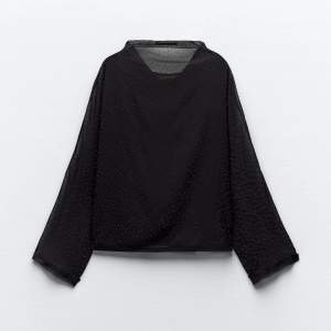 Säljer denna blus från Zara med glittriga stenar som är ganska genomskinlig, aldrig använd och prislapp kvar💕 nypris 400