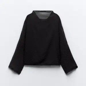 Säljer denna blus från Zara med glittriga stenar som är ganska genomskinlig, aldrig använd och prislapp kvar💕 nypris 400
