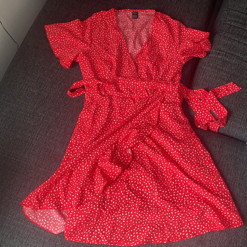 Röd klänning med vita blad, storlek S från SHEIN, använd 2 gånger . Klänningar.