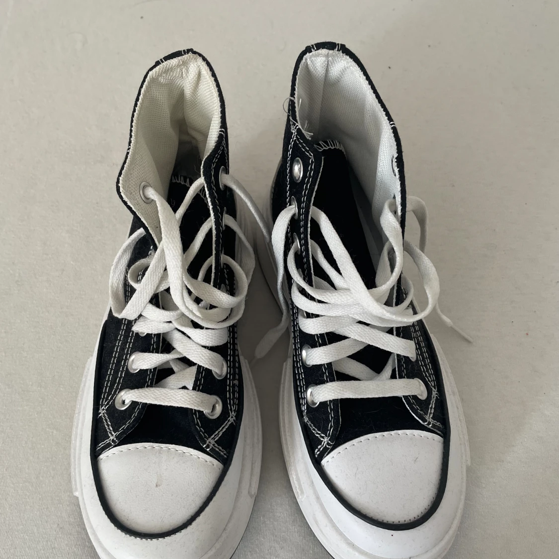 Höga svarta liknande converse - 90