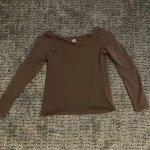 Brun Tröja - Långärman brun tröja i storlek medium från lagar 157. Använd max 3 gånger. 