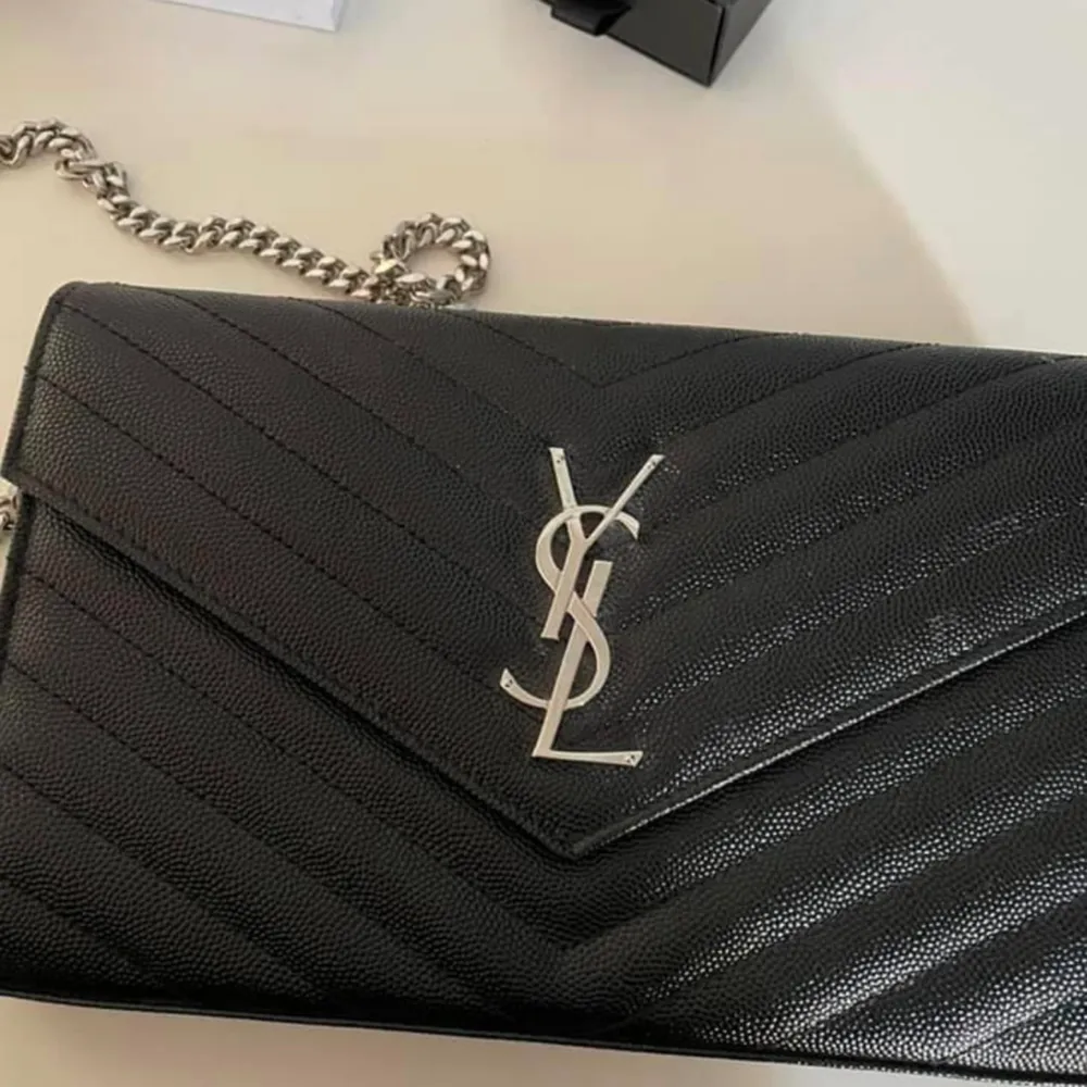 Fin oanvänd väska från Yves saint Laurent mycket bra skick nypris 13995:- inköpt från Nathalie schuterman. Kartong dustbag och äkthetsbevis medföljer. . Väskor.