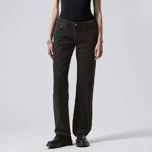 Weekday jeans i modellen Arrow Low i svart färg. Köpta på Plick men var tyvärr helt fel storlek för mig så har inte använt alls. Fint använt skick
