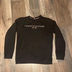TOMMY HILFIGER sweatshirt - Tommy hilfiger sweatshirt som är använd i gott skick. Skick 8/10