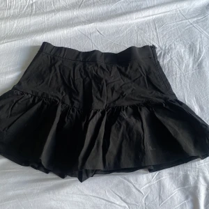 Svart mini kjol - Den supersnygg mini kjol från Zara med en dragkedja på sidan. Dragkedjan syns inte allt när man har på sig den. Den är storlek S men passar även M. KÖPAREN STÅR FÖR FRAKTEN. 