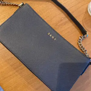 Super söt DKNY väska! Liten och smidig men får plats med allt man behöver!🩷 Nypris ca 1500 kr💕 Kommer med dustbag